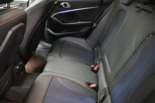 BMW 2 Serie Gran Coupé 218i High Executive M Sport Pakket Automaat  / Live Cockpit Professional / Panoramadak / Stoelverwarming / 18 Inch / Climate Control / Parkeersensoren / Bluetooth / DAB / Cruise Control / Lichtpakket / Extra Getint Glas / LED / 14
