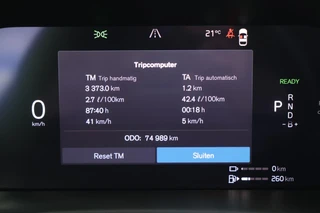Volvo XC60 T6 Recharge AWD Plus Dark | Longe Range | Stoelverwarming | Parkeercamera | Panoramadak | Pilot Assist  | Leder | Keyless / 17