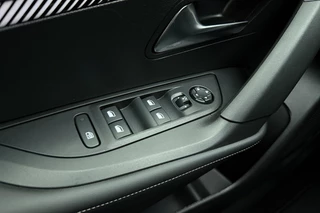 Peugeot 2008 1.2 Hybrid 145 Allure | Climate & Cruise Control | Parkeersensoren voor + achter | AppleCarplay/Android Auto | / 17