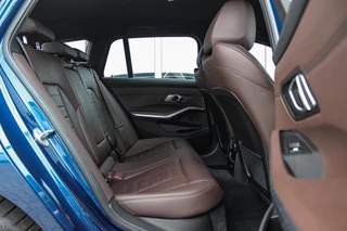 BMW 3-serie Touring 320e High Executive Sport Line | 1e eigenaar | NL auto | Driving Assistant | HiFi audio | LED | 18 inch | Stoelverwarming | DAB | Carplay | Navigatie | PDC / 19