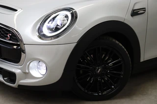 MINI Cooper S Cabrio Chili Automaat  / Navigatiesysteem / Leder / Climate Control / Harman Kardon / Parkeersensoren / LED / Sportstoelen / Windscherm / Cruise Control / 17 Inch / Lichtpakket / Bluetooth / 11