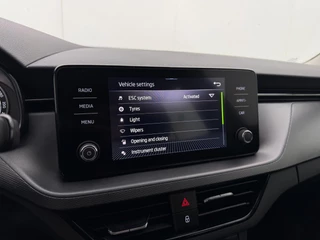 Skoda Kamiq 1.0 TSI Business Edition Automaat | Trekhaak | Camera | Apple CarPlay | Stoelverwarming | Lane Assist / 19