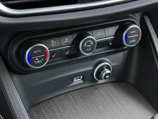 Alfa Romeo Stelvio 2.2 JTD AWD Veloce Automaat | VAN: € 34.900- VOOR: € 32.877,- UW HERFSTVOORDEEL: € 2.023,- | CAMERA| STOEL + STUURVERWARMING + MEMORY| KEY LESS ENTRY | LEDER | ADAPT. CRUISE CONTROL | 12 MND BOVAG GARANTIE / 43