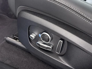 Jaguar F-PACE 2.0 P400e PHEV HSE VAN: 40.900,- VOOR: 38.877,- UW VOORDEEL: 2.023,- RIJKLAARPRIJS INCL 12 MND BOVAG GARANTIE| PANORAMA DAK | EL.STOELEN MET GEHEUGEN | HEAD UP | STOEL + STUUR VERWARMING | LEDER| 360 CAMERA / 25