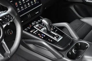 Porsche Cayenne Coupé 3.0 E-Hybrid Platinum Edition *Krijt* | Sportuitlaat | Panorama | ACC | Trekhaak | Ventilatie | Achterasbesturing | Bose | Head-Up | 22'' Wielen | / 10