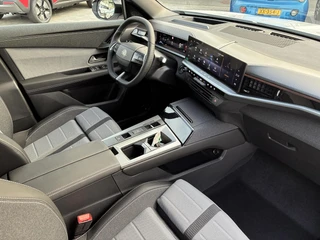 Opel Grandland Electric Business Edition 73 kWh | ECC | Navigatie | Elektrisch glazen panorama-dak | Matrix LED Verlichting | Cruise control | Camera | Winterpakket | 19" LM-Velgen / 47
