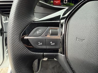Peugeot 208 1.2 Turbo 100 PK GT | Navigatie | Zwart dak | Sportstoelen | Keyless Start | 17" Lichtmetalen Velgen | Full LED Verlichting | Climate Control | Cruise Control | Camera | Parkeersensoren | Dodehoek detectie | / 26
