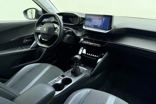 Peugeot 2008 1.2 PureTech Blue Lease Allure 130 PK | Handgeschakeld | Trekhaak | Navigatie | Climate Control | Airco | Cruise Control | Camera | Licht Metalen Velgen / 17