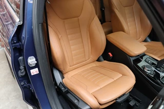 BMW X3 xDrive20i High Executive xLine Automaat  / Navigatiesysteem Professional / Panoramadak / Trekhaak / Leder / Parkeersensoren voor+achter / 19 Inch / Sportstoelen / LED / Stoelverwarming / Climate Control / 18
