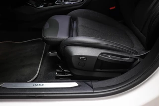 BMW 1-serie 118i Executive Edition | HALF LEDER | DAB | APPLE | DRAADLOZE LADER | CAMERA | 17" / 26