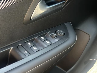 Peugeot 208 1.2 Hybrid 110 e-DCS6 Allure | Climate Control | Navigatie | Full LED | DAB | Parkeercamera/-sensoren | Apple Carplay/Android Auto | Dode hoekdetectie | Lichtmetalen velgen | / 24