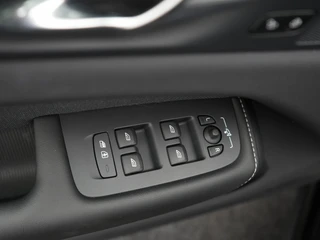 Volvo XC60 2.0 T6 AWD + Black Edition 350PK Pano | Trekhaak / 50