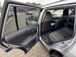Toyota RAV4 2.5 Hybrid AWD DYNAMIC 1650KG TREKGEW STOELVERW PARK-SENSOREN NAVI CAMERA APPLE/ANDROID LM-VELGEN / 16