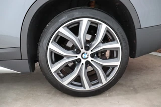 BMW X1 sDrive20i High Executive xLine Automaat  / Navigatiesysteem Plus / Trekhaak / Achteruitrijcamera / Leder / Head-Up Display / 19 Inch / Adaptieve LED-koplampen / Hifi / Sportstoelen / DAB / Stoelverwarming / Extra Getint Glas / Lichtpakket / 12