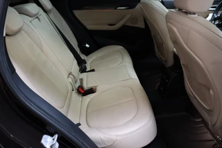 BMW X1 xDrive25i High Executive xLine Automaat  / Navigatiesysteem Plus / Driving Assistant Plus / Trekhaak / Panoramadak / Park Assistant / Leder / Park Assistant / AWD / 18 Inch / Head-Up Display / Stoelverwarming / Hifi / Parkeersensoren / Climate Control / LED / 20