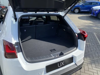 Lexus UX 300h Ultimate Edition DIRECT LEVERBAAR EL-ACHTERKLEP STUURVERW STOELVERW GROOT-SCHERM BLIND-SPOT / 40