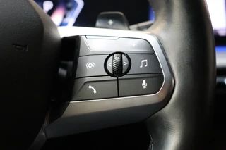 BMW X1 sDrive20i Executive M Sport Pakket Automaat  / Live Cockpit Professional / Shadow Line / Comfort Access / Head-Up Display / Adaptieve LED / 18 Inch / Parking Assistant Plus / Innovation Pack / Elektrisch Verstelbare Voorstoelen / Extra Getint Glas / 32