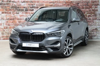 BMW X1 sDrive20i High Executive xLine Automaat / Navigatiesysteem Plus / Trekhaak / Achteruitrijcamera / Leder / Head-Up Display / 19 Inch / Adaptieve LED-koplampen / Hifi / Sportstoelen / DAB / Stoelverwarming / Extra Getint Glas / Lichtpakket
