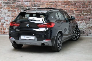 BMW X2 sDrive20i High Executive M Sport Pakket Automaat  / Navigatiesysteem Plus / Leder / Panoramadak / Stoelverwarming / LED / Harman Kardon / 19 Inch / Head-Up Display / Parkeersensoren voor+achter / Climate Control / Shadow Line / 5