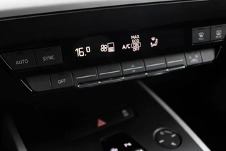 Audi Q4 e-tron 40 e-tron 204 PK l Adaptive Cruise / 17