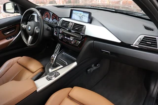 BMW 3 Serie Touring 330i High Executive M Sport Pakket Automaat  / Navigatie Professional / Panoramadak / Leder  / Trekhaak / Parkeersensoren voor+achter / Comfort Acces / Head-Up Display / Stoelverwarming / Achteruitrijcamera / Hifi / 19 Inch / Chrome Line / 19