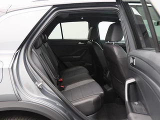 Volkswagen T-Roc 1.5 TSi 150 Pk Automaat R line | Black Style | Trekhaak | Stoelverwarming | Panorama dak | Camera | Adaptive Cruise | Climatronic | Carplay | 19 Inch | 58.509 Km !! / 41