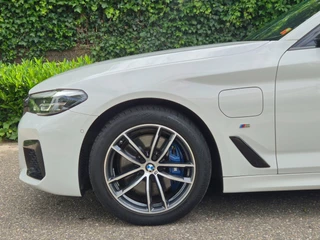 BMW 5-serie Touring 530e M Sport LED CarPlay Elek. Stoelen 100% dealer onderhouden 530e Business Edition Plus / 25