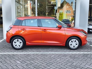 Suzuki Swift 1.2 COMFORT SMART HYBRID  Direct Leverbaar | Tot 10 JAAR GARANTIE!  Inclusief € 2.200,- Voorraad Voordeel / 7