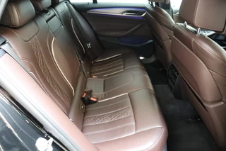 BMW 5 Series Touring 520i High Executive M Sport Pakket Automaat  / Live Cockpit Professional / Driving Assistant / Head-Up Display / Comfortstoelen / Achteruitrijcamera /  19 Inch / Exklusivleder 'Nappa' / DAB / Stoelverwarming / Hifi / Extra Getint Glas / Ambiance Verlichting / 17