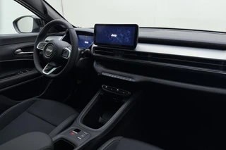 Jeep Avenger 1.2 e-Hybrid 110pk Black Edition | 8 Jaar Fabrieksgarantie | Panoramadak | Keyless | Navigatie | JBL audio | Elektrische kofferklep | Adaptieve cruise control | Stoelverwarming / 17