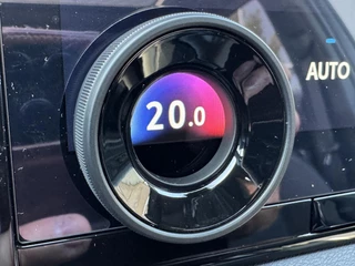 Toyota C-HR+ EXECUTIVE AWD 77 kWh NIEUW & DIRECT LEVERBAAR!! PREMIUM PACK PANO-DAK BLIND-SPOT PARK-SENSOREN 360° CAMERA STOEL/STUURVERW WARMTEPOMP EL-ACHTERKLEP / 36