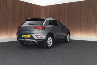 Volkswagen T-Roc 1.5 TSI 150pk DSG Style Trekhaak Camera Stoelverwarming Massage Virtual Cockpit Navigatie / 10