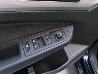Volkswagen Golf 1.0 TSI 110pk Life Sfeerverlichting Navigatie App-Connect DAB+ / 19