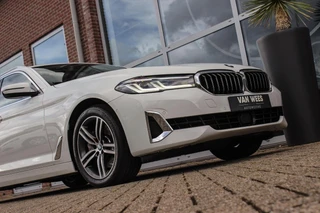 BMW 5-serie Touring 540i xDrive High Executive Luxury-Line | 1e eigenaar | Achterasbesturing | Cruise control adaptief | Apple carplay | Adaptief LED | DAB | Panoramadak | HiFi audio / 48
