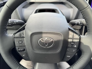 Toyota bZ4X DYNAMIC 71KWH BI-TONE PANO-DAK STOEL/STUURVERW BLIND-SPOT 360° CAMERA EL-ACHTERKLEP WARMTEPOMP / 25