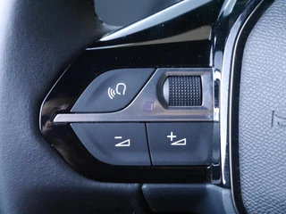 Peugeot e-2008 EV Allure 54 kWh | tot 406km WLTP range | SOH 96% | Parkeersensoren voor + achter | Draadloos Apple Carplay/Android Auto | Cruise Control | Privacy Glass / 15