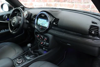 MINI Clubman Cooper Serious Business / Navigatiesysteem Professional / Panoramadak / Harman Kardon / Climate Control / 17 Inch / LED-koplampen / Parkeersensoren / Cruise Control / Lichtpakket / 19