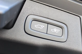 Volvo XC60 2.0 T6 PHEV AWD Plus Black Edition  | Panoramadak | Head-up | 360 Camera | H&K / 51