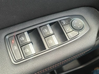 Renault Captur 1.3 TCe 130 Initiale Paris uit 2020  Rijklaar + 12 maanden Bovag-garantie Henk Jongen Auto's in Helmond,  al 50 jaar service zoals 't hoort! / 18