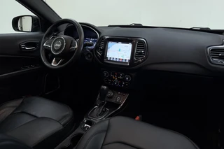 Jeep Compass 4xe 240 Plug-in Hybrid Electric S Automaat | Lederen bekleding | Trekhaak | Camera | Keyless | Lichtmetalen velgen black | Climate control / 15