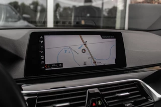 BMW 5-serie M550d xDrive High Executive | 2e eigenaar | Driving Assistant Plus | Innovation pakket | Stoelverwarming & -ventilatie | Stuurverwarming | Harman-kardon | 360 camera / 31
