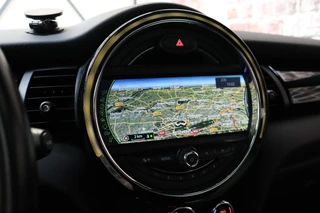 MINI Cooper Hatchback Chili Business 3 deurs  / Navigatiesysteem Professional / Panoramadak / LED / Climate Control / Parkeersensoren / Sportstoelen / Cruise Control / Bluetooth / 17 Inch / Chrome Line / Lichtpakket / Extra Getint Glas / 20