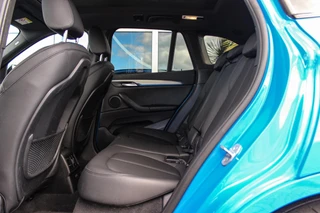 BMW X1 xDrive25e High Executive M sport | 1e eigenaar | Dealer onderhouden | Panoramadak | Apple Carplay | Camera | LED adaptief | Head-up | Stoelverwarming | Cruise control / 18