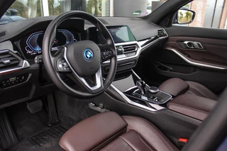 BMW 3-serie Touring 320e High Executive Sport Line | 1e eigenaar | NL auto | Driving Assistant | HiFi audio | LED | 18 inch | Stoelverwarming | DAB | Carplay | Navigatie | PDC / 13