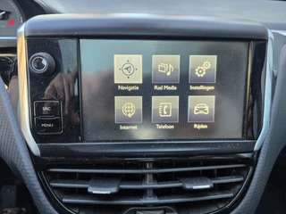 Peugeot 2008 1.2 PureTech Allure Pano Navi / 18