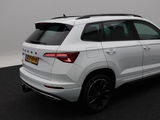 Skoda Karoq 1.5 TSi 150 Pk Automaat Sportline Business | Trekhaak | Stoel/Stuurverwarming | Panorama dak | Matrix LED | Camera | CarPlay | Parkeersensoren | 18 Inch | 50.137 Km !! / 17