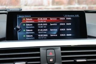 BMW 3 Serie Touring 330i High Executive M Sport Pakket Automaat  / Navigatie Professional / Panoramadak / Leder  / Trekhaak / Parkeersensoren voor+achter / Comfort Acces / Head-Up Display / Stoelverwarming / Achteruitrijcamera / Hifi / 19 Inch / Chrome Line / 25