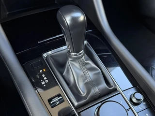 Mazda 3 2.0 e-SkyActiv-G M Hybrid 122 Comfort met Bose | Apple Carplay / Android Auto | Navigatiesysteem | Licht + Regensensor | Elektrisch Verstelbare Bestuurderstoel  | Stoel + Stuurverwarming | Parkeersensoren Voor + Achter | Camera Achter | 18"Lichtmetalen velgen | Lederen Bekleding | Cruise Control Adaptief / 33