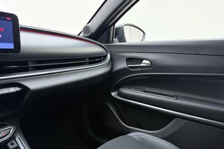Fiat 600 1.2 Turbo 145pk Hybrid Automaat Sport | DEMO | Tot 8 jaar garantie | Navigatie | Achteruitrijcamera | Elektrische achterklep | LED Matrix koplampen | Sportief interieur | 18" Lichtmetalen velgen | Zwart dak / 40