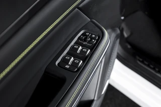 Lynk & Co 01 1.5 PHEV 276 PK More | S/K-panodak | Dig. Cockpit | Stoel-+Stuurverw. | 360 Camera | Adapt. Cruise | Memory | Elek. klep | LM 20" | 2650 / 55